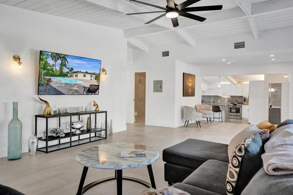 New ! Pool House 3-bedroom Home Victoria Park House in Fort Lauderdale