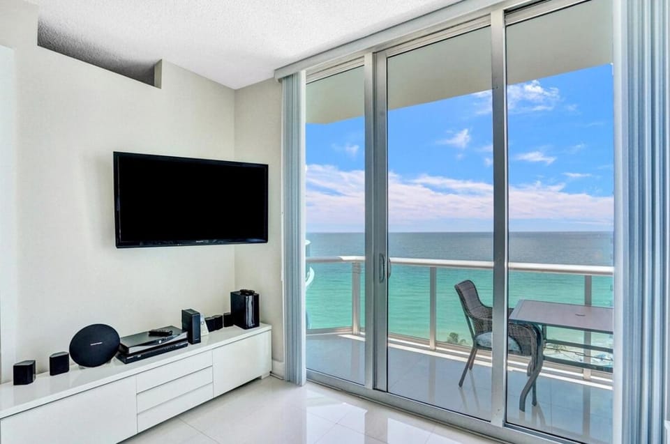 Beach Penthouse & Ocean Paradise House in Hollywood Beach
