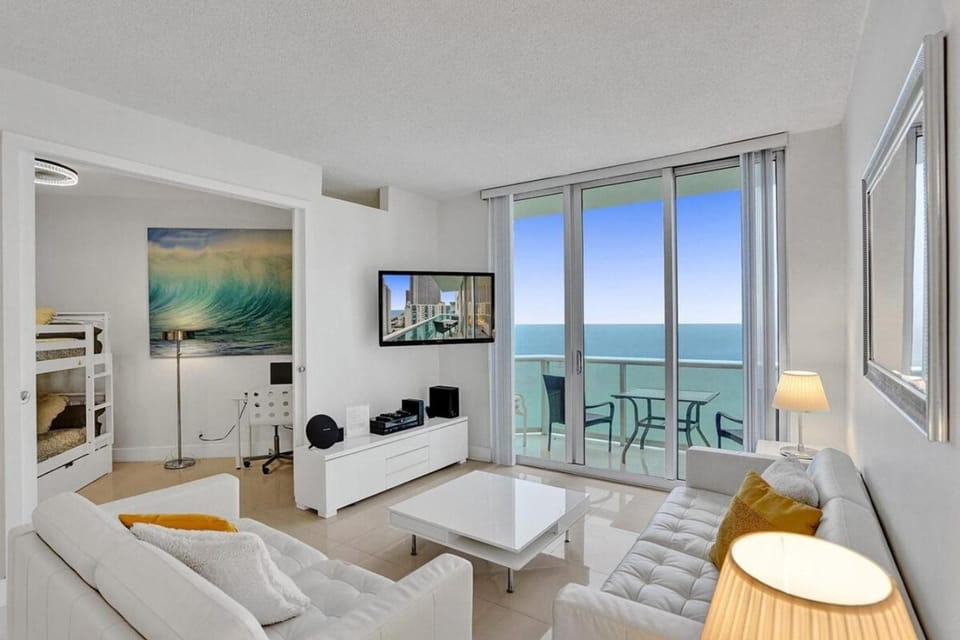 Beach Penthouse & Ocean Paradise House in Hollywood Beach