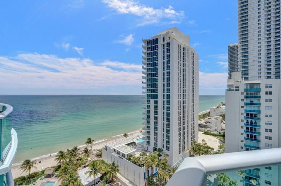 Beach Penthouse & Ocean Paradise House in Hollywood Beach