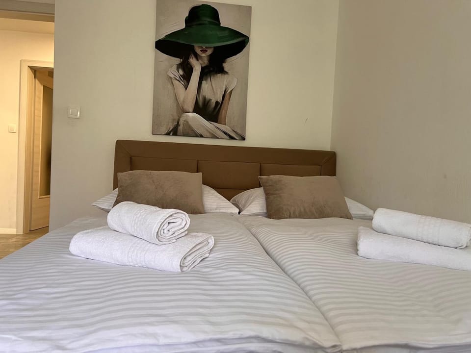 Bed, Bedroom, towels