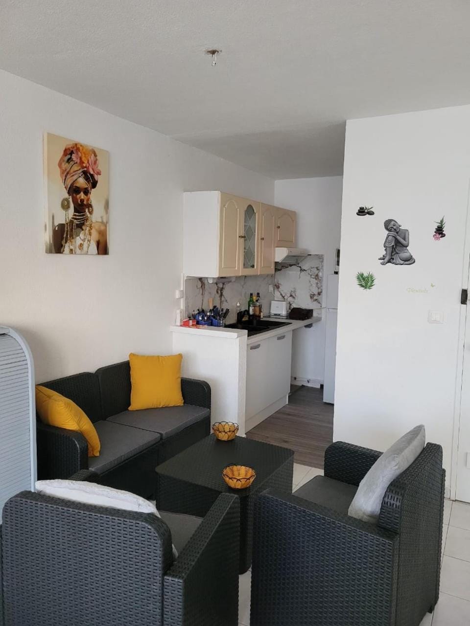 Kitchen or kitchenette, Living room, Seating area, Dining area, stove
