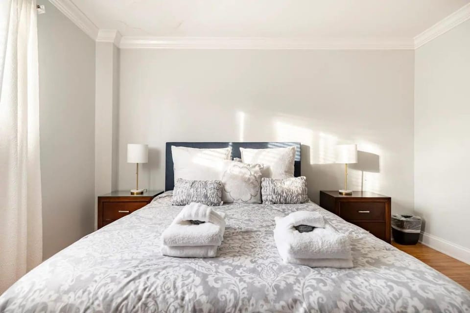 Bed, Bedroom, towels