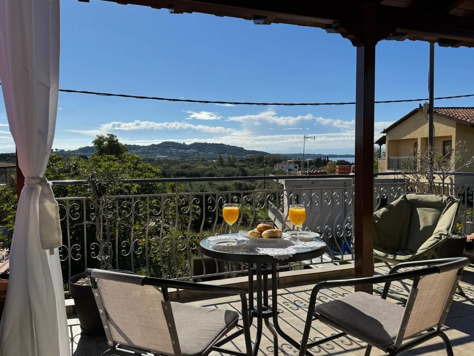 Patio, Day, Natural landscape, View (from property/room), Balcony/Terrace, Food and drinks, Dining area, Mountain view