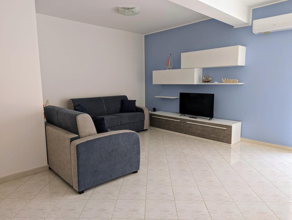 Communal lounge/ TV room, TV and multimedia, Living room, Seating area, Evening entertainment