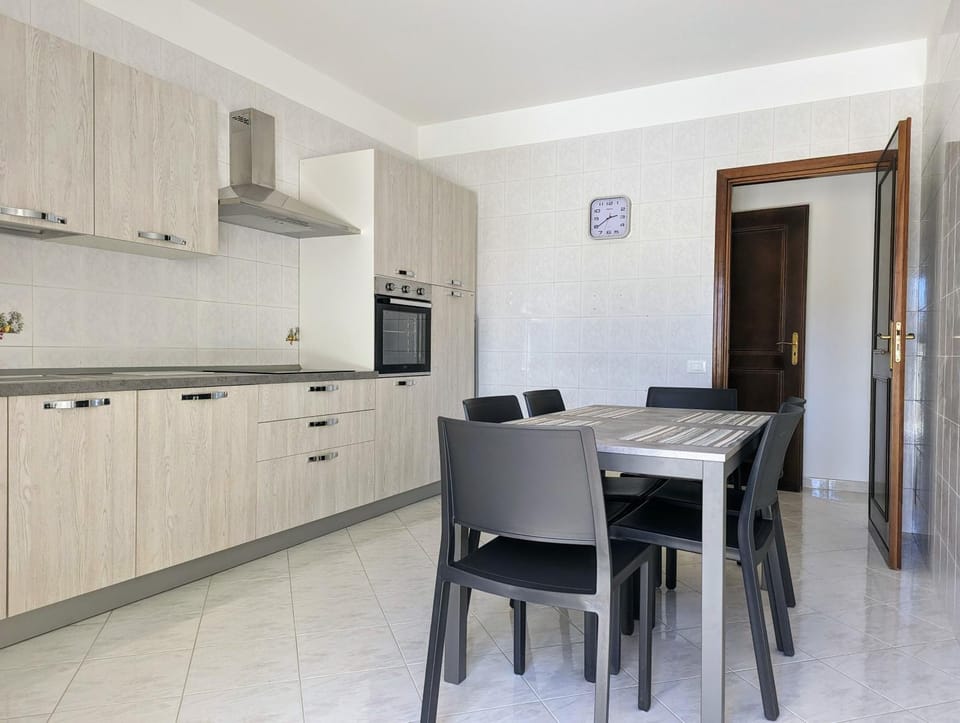 Kitchen or kitchenette, Dining area, stove