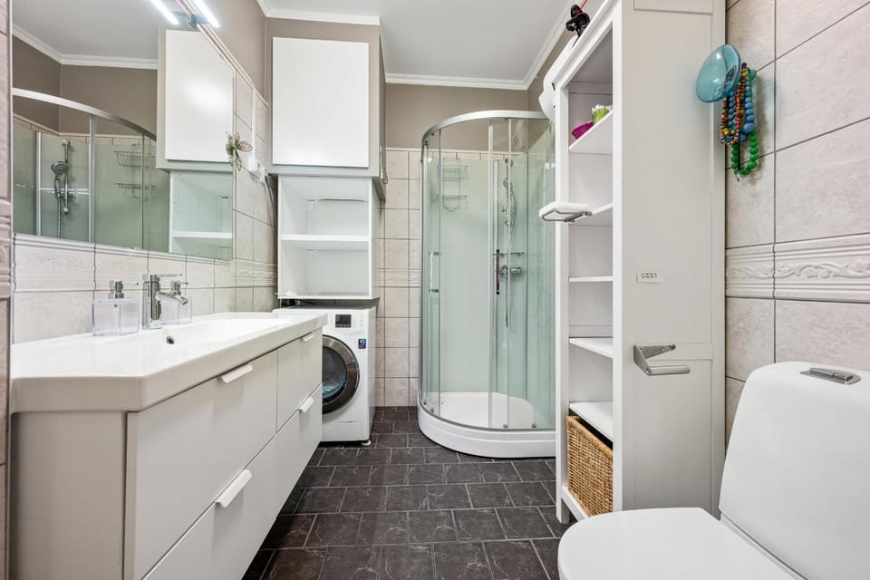 Shower, Toilet, Bathroom, towels