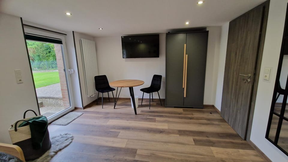 TV and multimedia, Living room, Seating area, Dining area