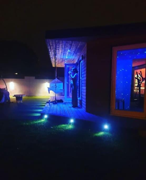 Self contained cabin, firepit, NR MOD aztec, m5, m4 Cabin in Bristol