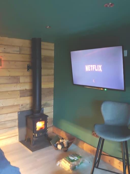 Self contained cabin, firepit, NR MOD aztec, m5, m4 Cabin in Bristol