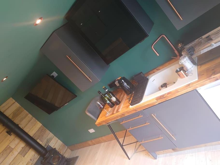 Self contained cabin, firepit, NR MOD aztec, m5, m4 Cabin in Bristol