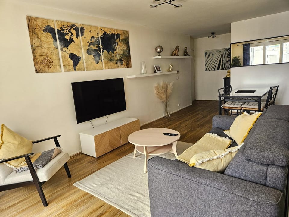 Communal lounge/ TV room, TV and multimedia, Living room, Seating area