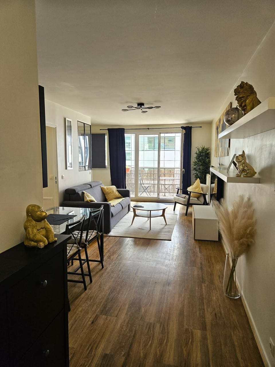 Bed, TV and multimedia, Living room, Seating area, Dining area