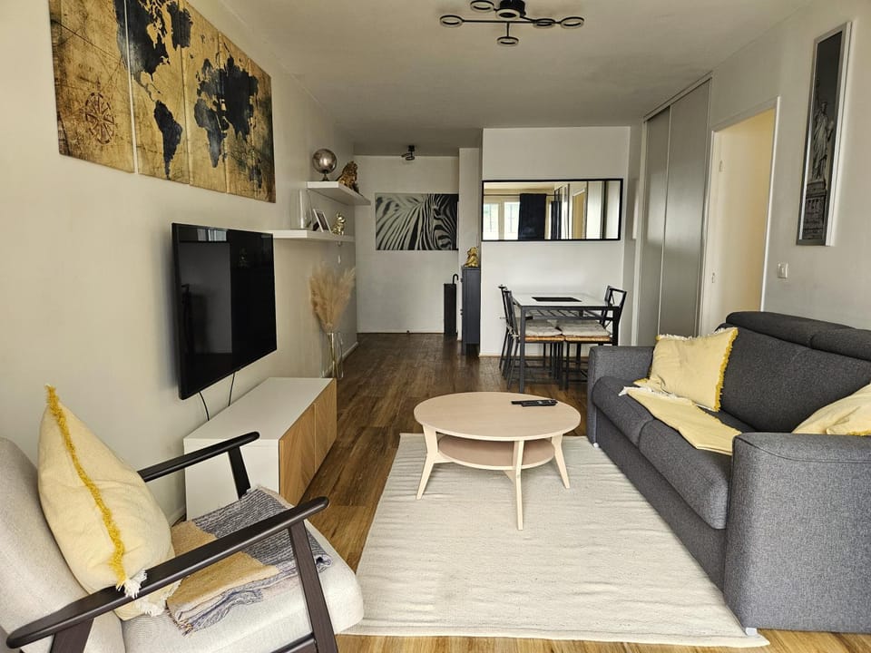 Communal lounge/ TV room, TV and multimedia, Living room, Dining area