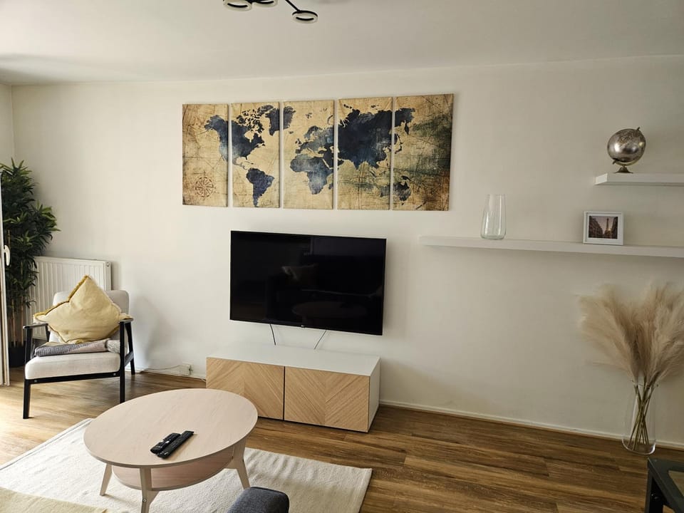 Communal lounge/ TV room, TV and multimedia, Living room, Seating area