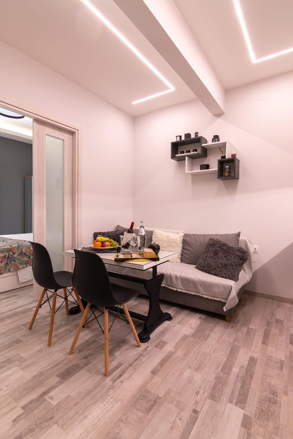 Coffee/tea facilities, Kitchen or kitchenette, Living room, Food and drinks, Seating area, Dining area, Food