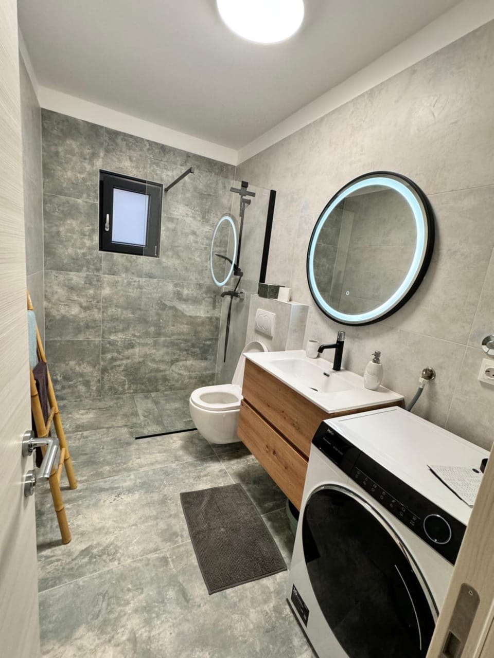 Shower, Toilet