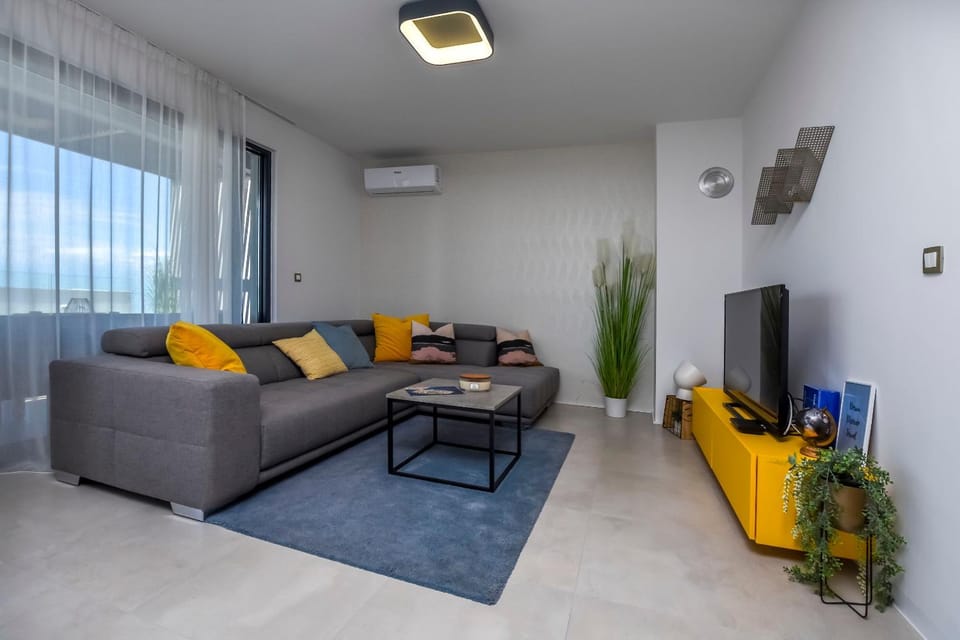 TV and multimedia, Living room, Seating area, air conditioner
