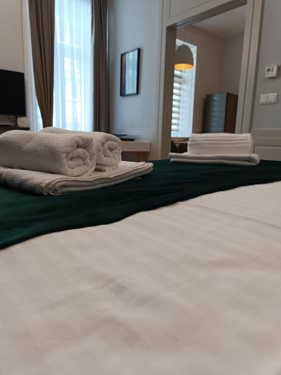 Bed, towels