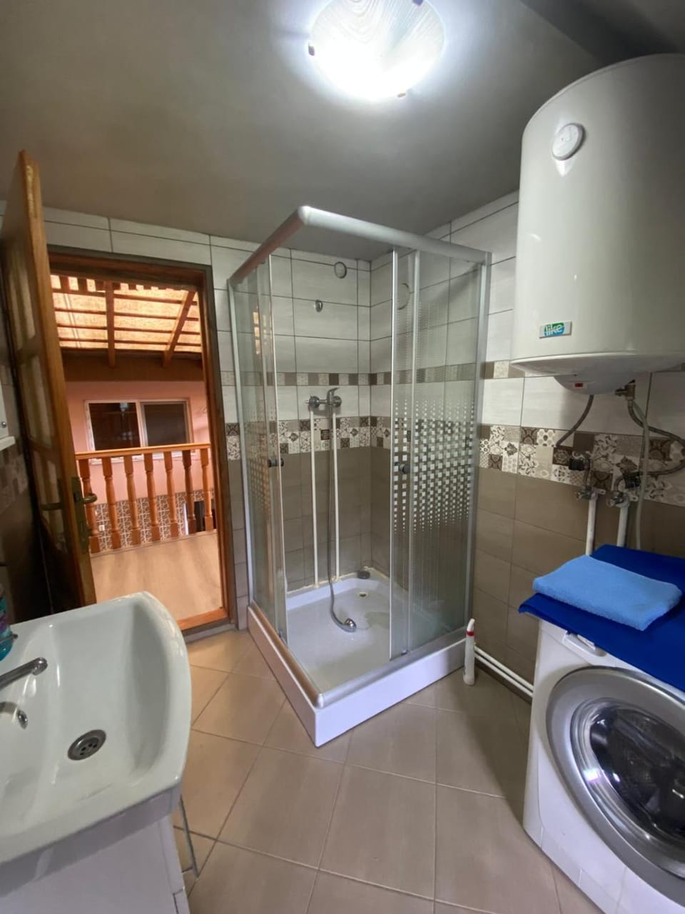 Toilet, Bathroom, towels, washing machine