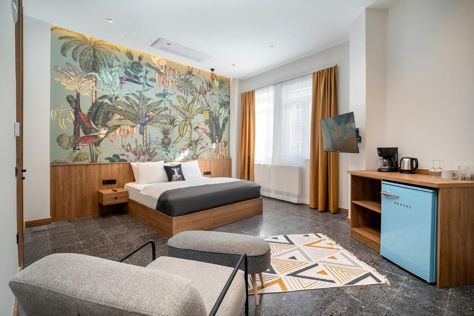 Bed, TV and multimedia, Photo of the whole room, Seating area, Bedroom, minibar