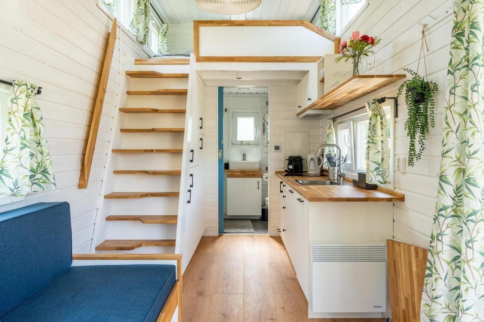 Blue Tiny House met Outdoor Wellness Chalet in Zeewolde
