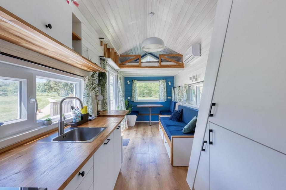 Blue Tiny House met Outdoor Wellness Chalet in Zeewolde