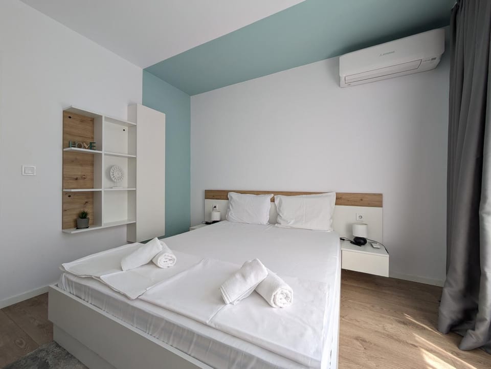 Bed, Photo of the whole room, Bedroom, air conditioner, air conditioner