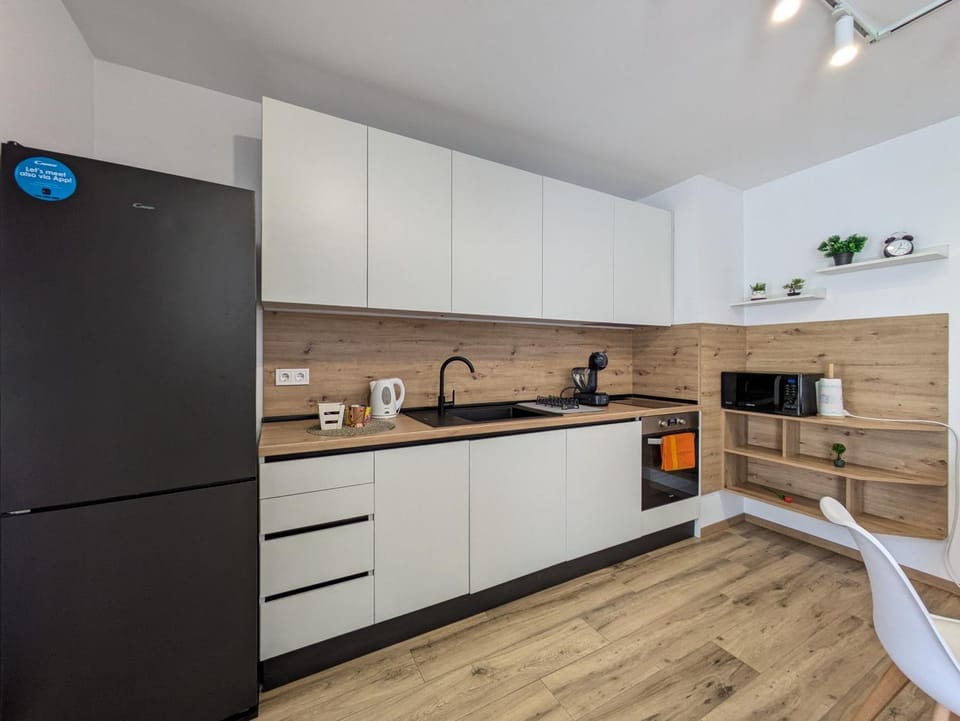 Coffee/tea facilities, Kitchen or kitchenette, oven, stove, kitchen