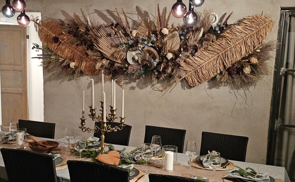 Property building, Food and drinks, Dining area, Food