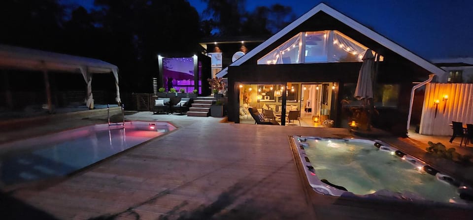 Property building, Patio, Night, Hot Tub, Pool view, Swimming pool, sunbed