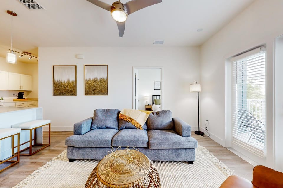 2 Mi to UF Campus! Dog-Friendly Condo w/ Pool House in Gainesville