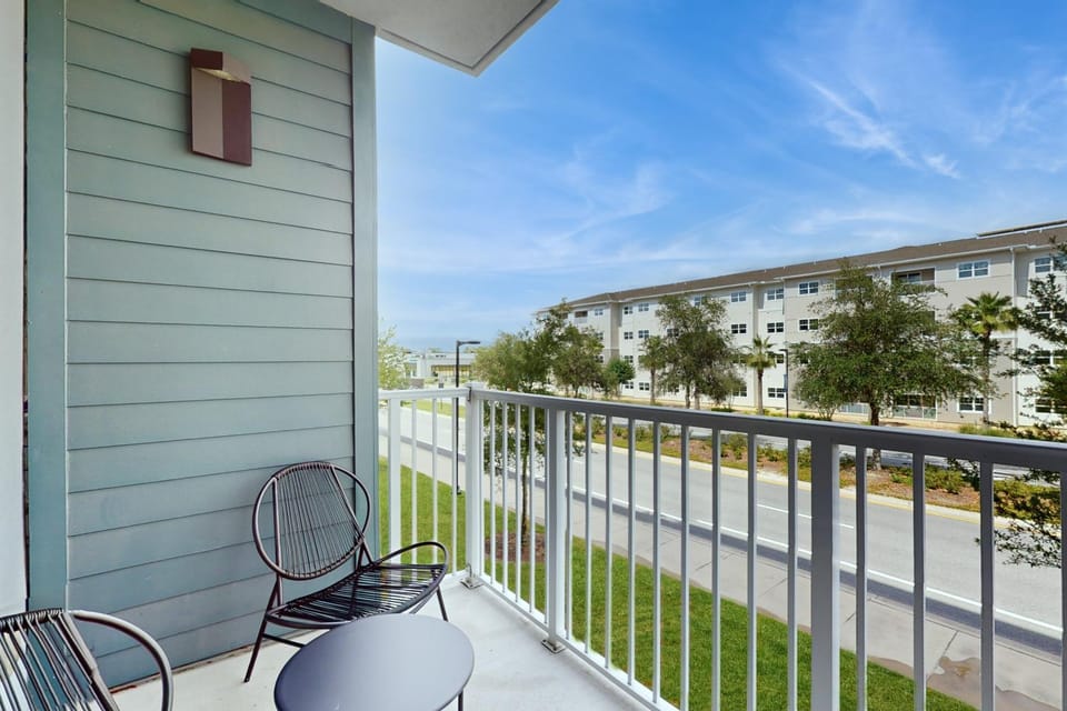 2 Mi to UF Campus! Modern Luxury Apt w/ Pool House in Gainesville