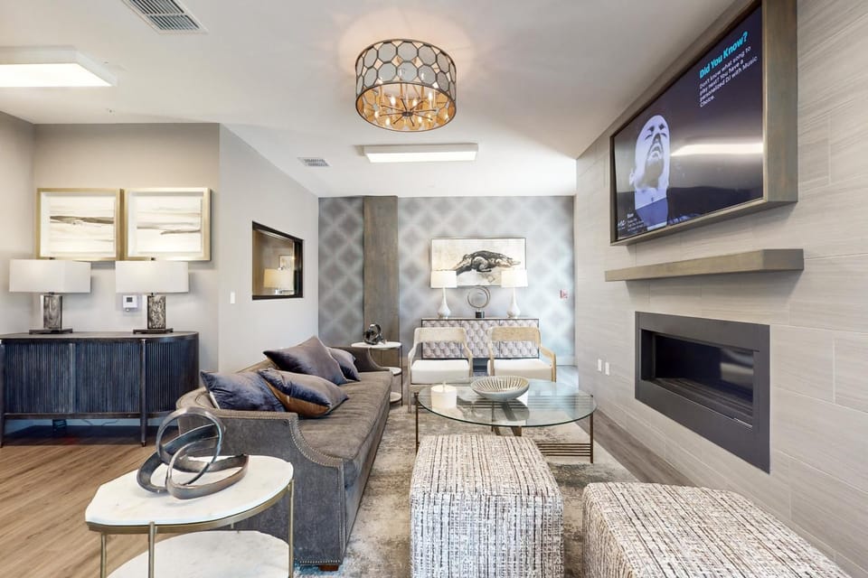 2 Mi to UF Campus! Modern Luxury Apt w/ Pool House in Gainesville