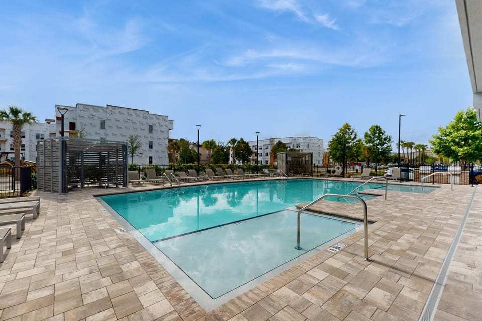 2 Mi to UF Campus! Modern Luxury Apt w/ Pool House in Gainesville