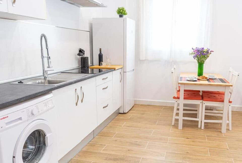 Kitchen or kitchenette, Dining area, stove, washing machine