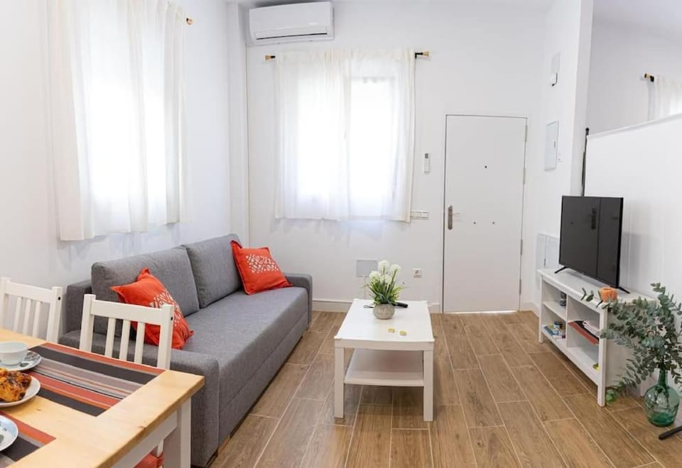 Communal lounge/ TV room, TV and multimedia, Living room, Seating area, Evening entertainment, air conditioner