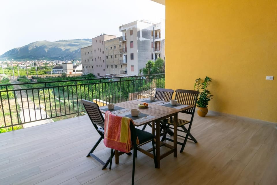 Communal lounge/ TV room, Balcony/Terrace, Mountain view