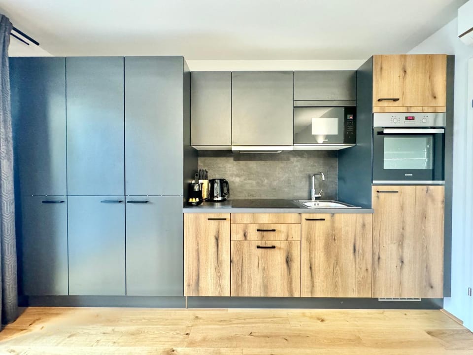 Coffee/tea facilities, Kitchen or kitchenette, oven