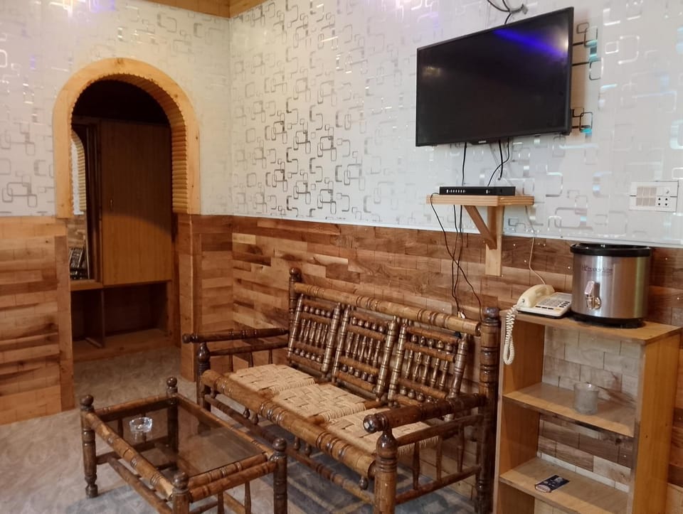 TV and multimedia, Living room, Seating area, Dining area, Bedroom