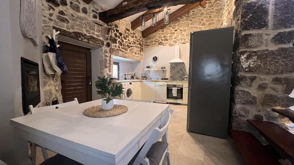 Kitchen or kitchenette, Dining area, oven, pet friendly, stove