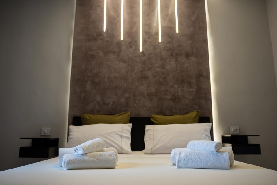 Bed, Photo of the whole room, Bedroom, towels