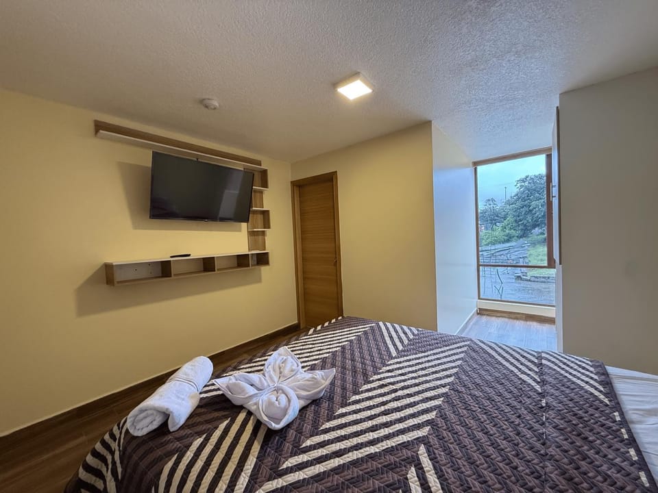 Bed, TV and multimedia, Photo of the whole room, towels