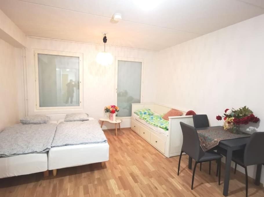 Bed, Seating area, Dining area