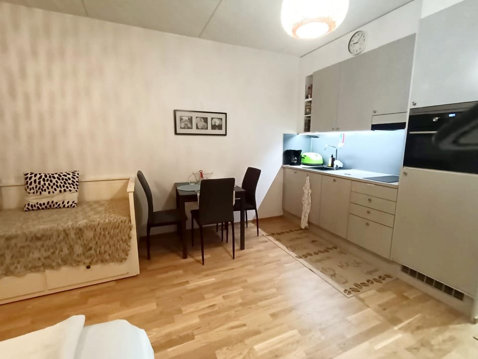 Aurora Home Vantaa Kivistö - Ruby studio 6min to Helsinki Vantaa Airport 20 min to Helsinki center Apartment in Uusimaa