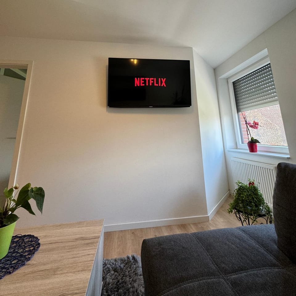 TV and multimedia, Living room, Seating area, Evening entertainment