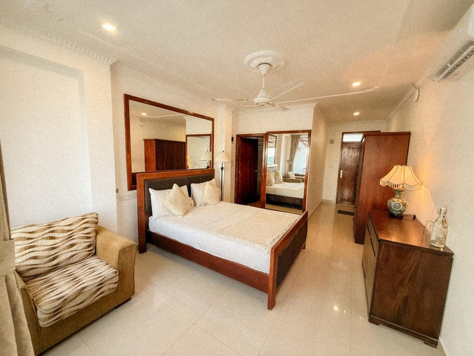 Bed, Living room, Photo of the whole room, Bedroom, air conditioner
