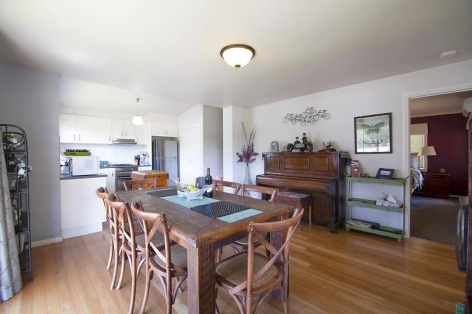 Kitchen or kitchenette, Seating area, Dining area