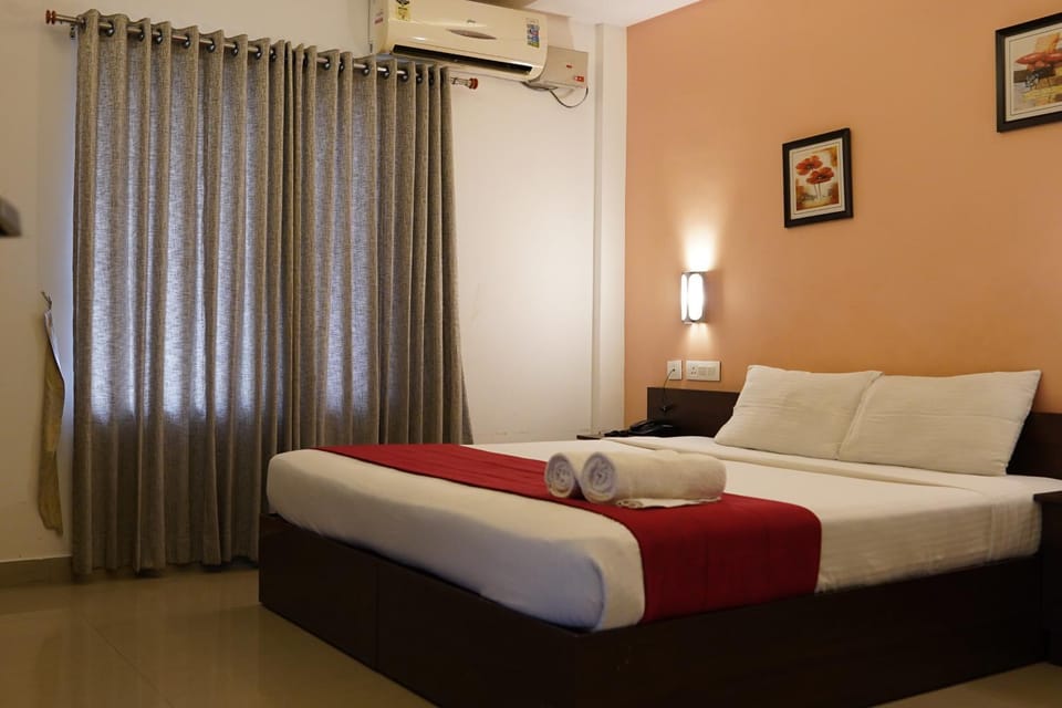 Bed, Photo of the whole room, Bedroom, fireplace, air conditioner