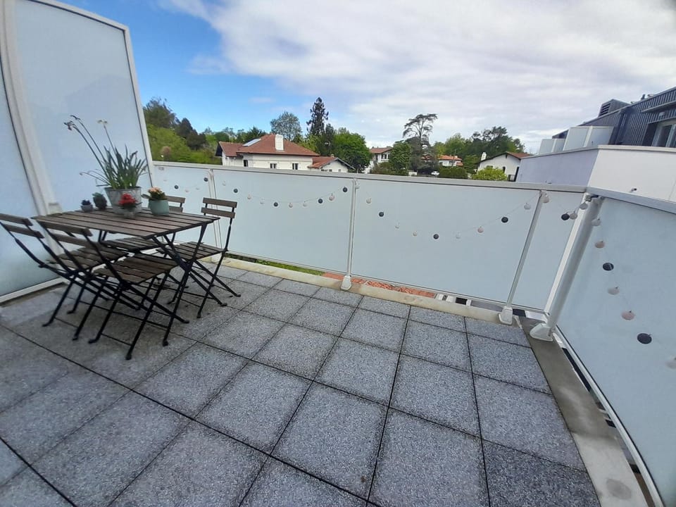 T2 moderne avec terrasse ensoleillée et parking au centre d'Anglet, proche des plages - FR-1-239-1063 Apartment in Anglet